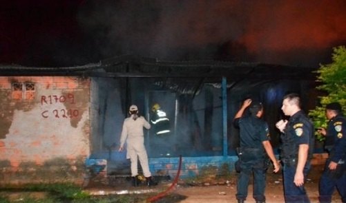 Casa é consumida por fogo e incêndio pode ter sido criminoso