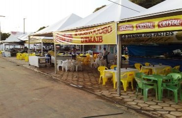 As barracas de lanches e diversão já estão prontas para a festa