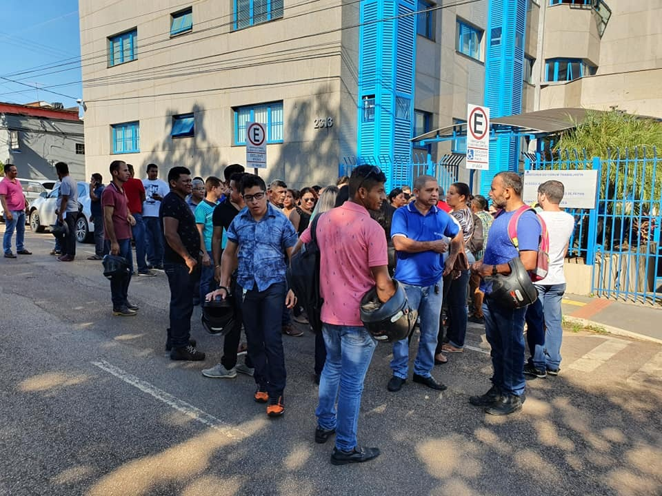 GONÇALVES: Funcionários demitidos se mobilizam em frente ao TRT em Porto Velho