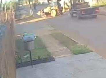 VÍDEO: Motociclista morre após bater contra trator em Rondônia