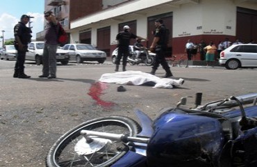 ACIDENTE FATAL – Caminhão avança preferencial  no centro da cidade e mata motociclista