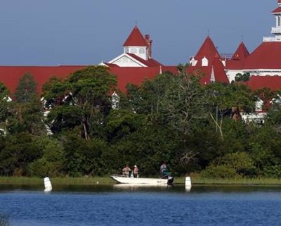 Corpo de criança arrastada por jacaré na Disney é encontrado