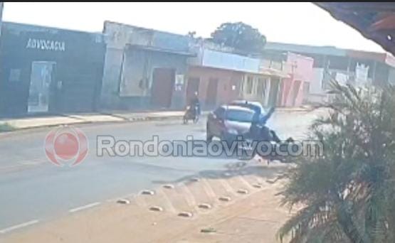 NA CALAMA: Vídeo registra grave acidente que deixou ocupantes de moto feridos 