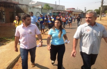 Mariana Carvalho faz caminhada no São Sebastião com o deputado Hermínio Coelho