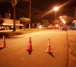 Caminhão passa sobre as pernas de motociclista, que sofre fraturas múltiplas 