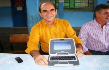 TECNOLOGIA - Alunos do Paulo Freire ganham laptops