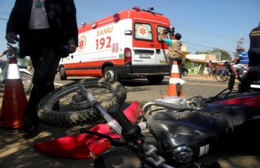 IMPRUDÊNCIA - Motorista avança preferencial e bate em motociclista - FOTOS