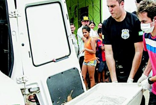 Velório é interrompido e policiais retiram corpo de caixão