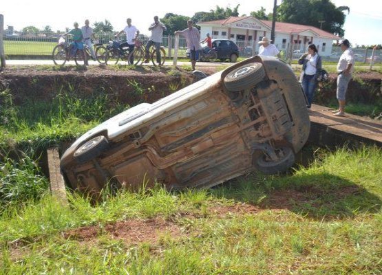 Carro cai em valeta após motorista deixá-lo em ponto morto