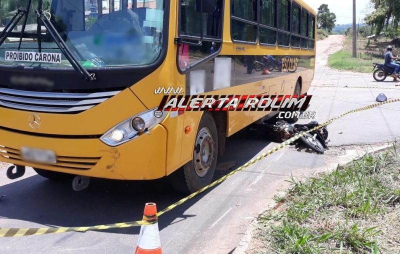 CRUZAMENTO: Motociclista é socorrido às pressas após colidir com ônibus escolar