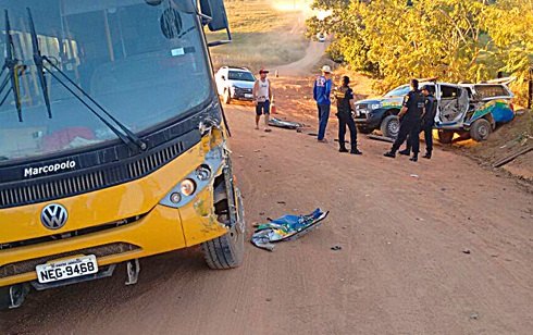 Colisão entre viatura da PM e ônibus escolar deixa feridos