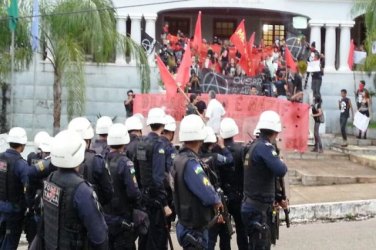 PROTESTO - Manifestantes protestam contra Copa e tropa de choque da PM acompanha - FOTOS