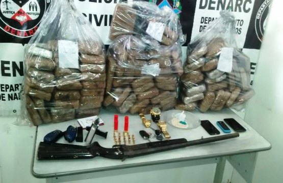 MULA - Caminhoneiro é preso com mais de 76 kg de cocaína