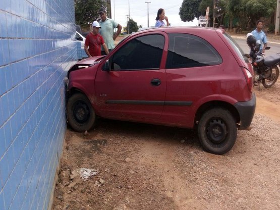 Carro perde controle e bate em parede de estabelecimento