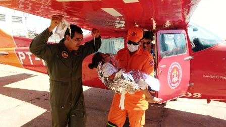 Crianças queimadas em incêndio chegam em avião do Corpo de Bombeiros