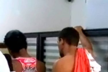 Mulher morde marido após ele viajar com amante e deixá-la sem comida em casa - VÍDEO