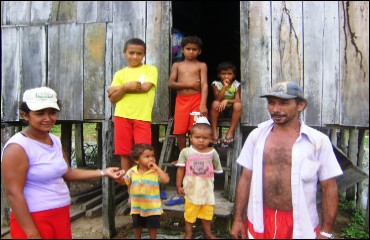 BRASIL - Seringueiros brasileiros do rio Mamu denunciam morosidade do Incra e do Governo Federal em reassentá-los no Brasil