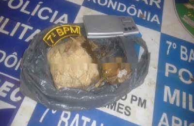 Polícia apreende quase 1kg de drogas jogados em via pública 