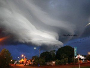 FENÔMENO: ambientalista registra nuvem em forma de tornado