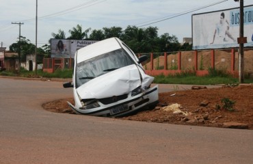 Carro entra em bueiro aberto na Vieira Caúla - Confira Fotos