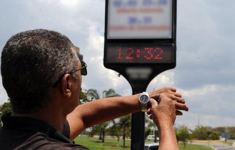 MUDANÇA: Horário de verão começa à meia-noite deste sábado