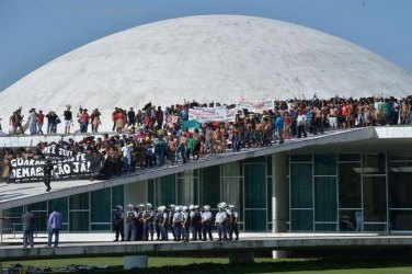 Índios invadem parte superior do prédio do Congresso