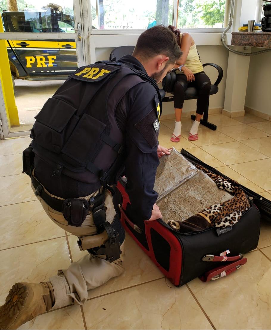 NA MALA: PRF flagra passageira de ônibus com 5,5 quilos de cocaína