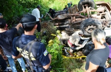 JARU - Motorista fica preso em ferragens após acidente na BR-364