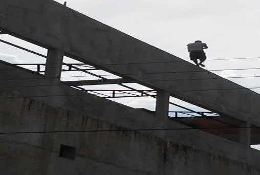 Operário é flagrado trabalhando sem equipamento de segurança