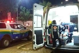 Criança liga para a polícia ao ver a mãe sendo agredida a pauladas pelo pai