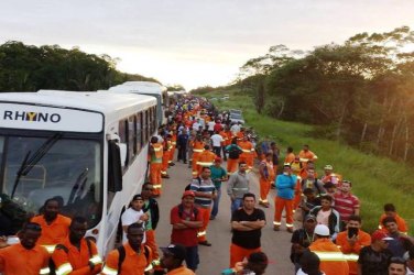 Auditores do trabalho interditam BR para transporte de trabalhadores da Usina de Jirau após denúncia SINTTRAR