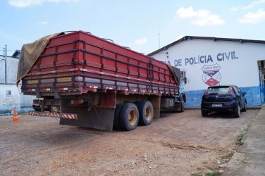 Polícia Ambiental apreende caminhão com madeira sem documentação 