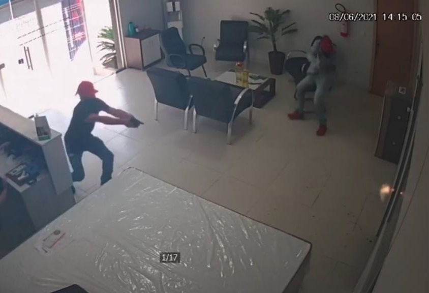 VÍDEO: Empresário reage roubo, mata bandido e deixa outro ferido após tiroteio em comércio