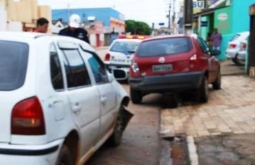 CENA DA CIDADE - Motorista desvia de veículo que avançou preferencial e colide com carro estacionado - Fotos