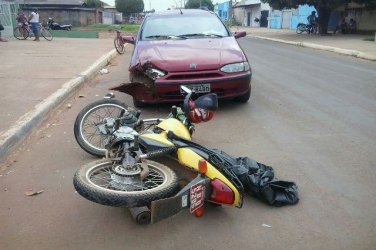 Moto taxista bate em carro e fica em estado grave