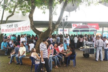 PARALISAÇÃO - Servidores se concentram na Praça das Três Caixas D’Água