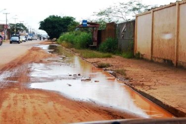 CENA DA CIDADE – Parada de ônibus não presta em dia de chuva e nem de sol