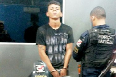 FLAGRANTE - PM prende jovem que arrebentou porta de vidro e furtou a empresa que trabalhava