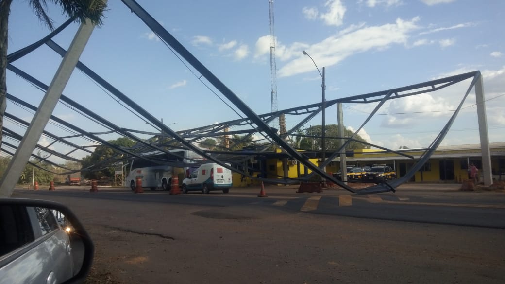 CAIU: Estrutura metálica no posto da PRF desaba em cima de ônibus da Eucatur