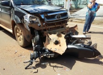 Motociclista fica ferido ao se chocar de frente com Hilux