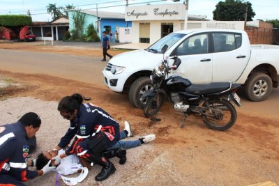 Motociclista colide em carro de secretário da Semusa