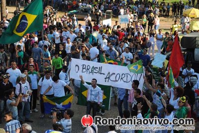 VEM PRA RUA - Manifestantes realizam grande apitaço em frente a prefeitura