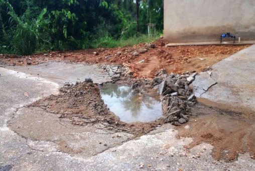 Morador tem muro derrubado por equipe da SEMA
