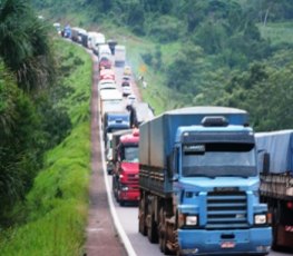 Acidente na BR-364 envolvendo cinco veículos deixa imenso congestionamento