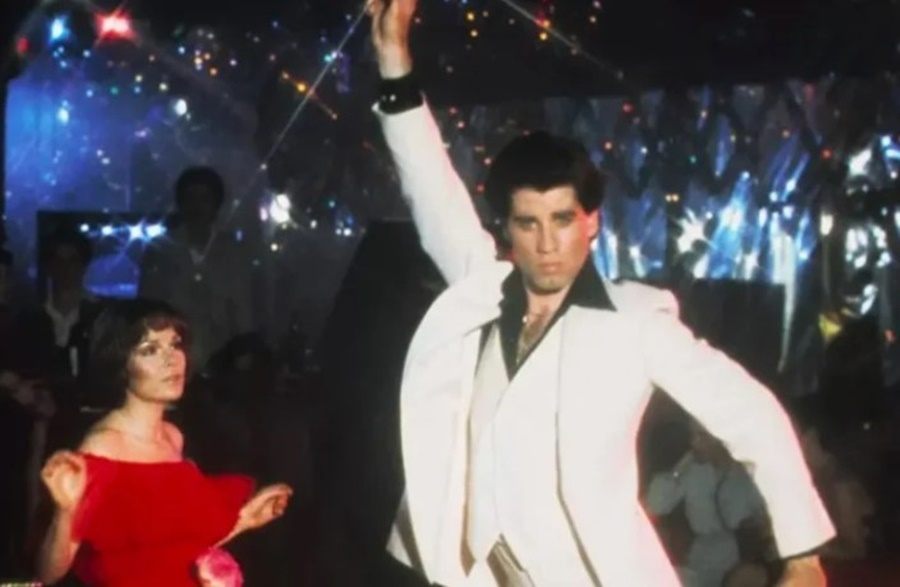 CLÁSSICO: Figurino de John Travolta em 'Embalos de Sábado à Noite' é leiloado