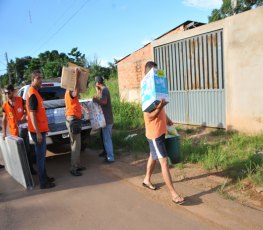 Defesa Civil entrega doações a família que teve casa destruída