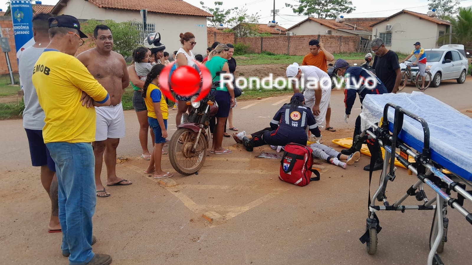URGENTE: Mãe e criança são arrastadas por carro em acidente grave