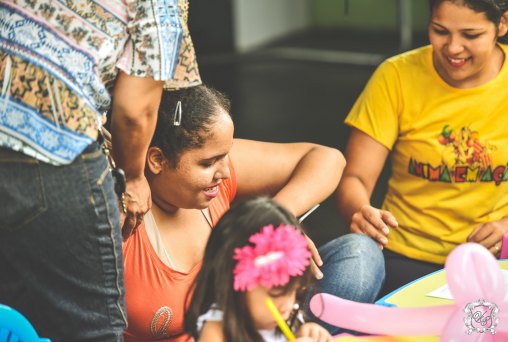 Dia de festa com crianças autistas marcado com interação e diversão 