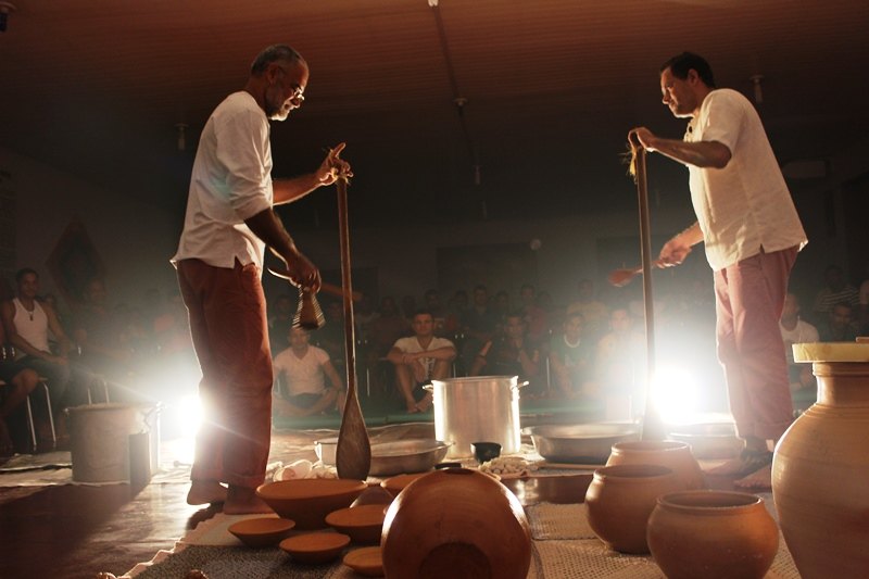 Apenados recebem apresentação do espetáculo musical 