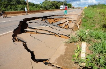 INTERDICÃO - Cratera se abre e pista da BR 364 é interrompida nas proximidades da capital